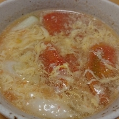 続けてスープもです♪
普通の長ネギですが。。。
トマトの酸味がたまらないです!!
中華な感じのスープにトマトって合いますね(^^)
簡単で美味しいからリピ決定